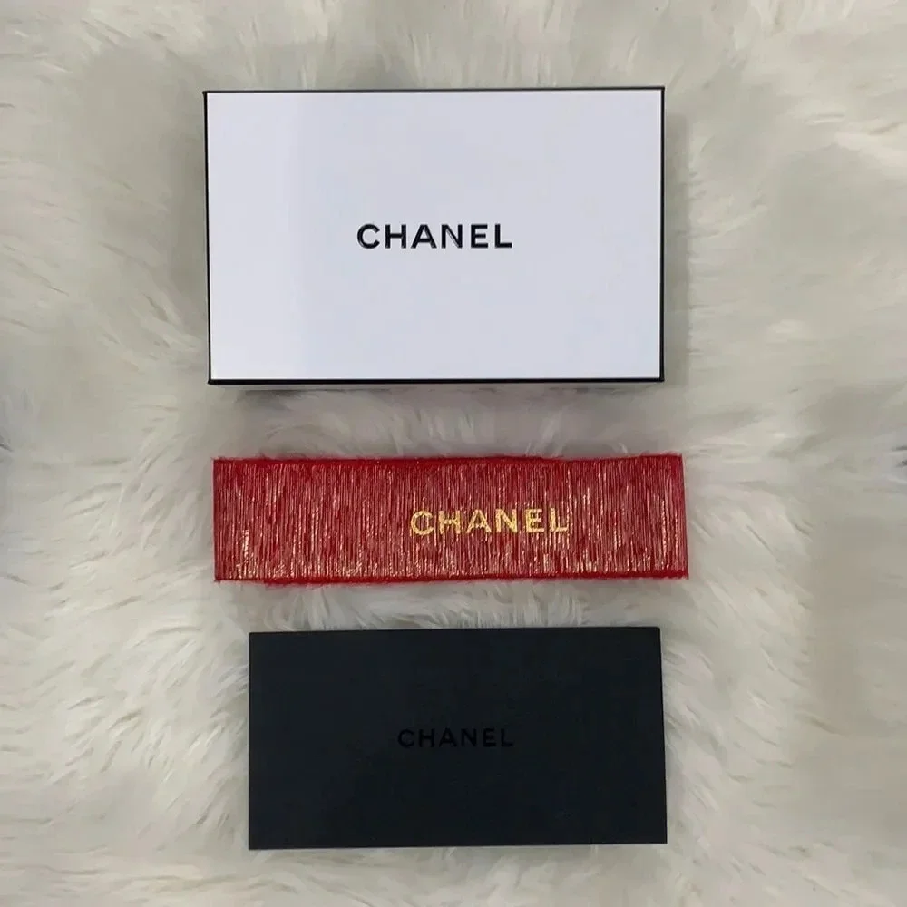 CHANEL gift box with red ribbon and envelope - Picture 1 of 3